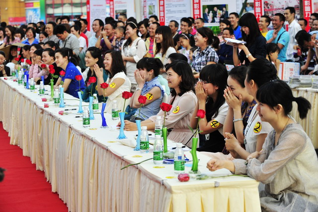 成都B体育锦城携华西都会报举行相亲会