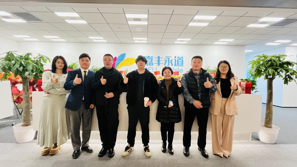 门前合影